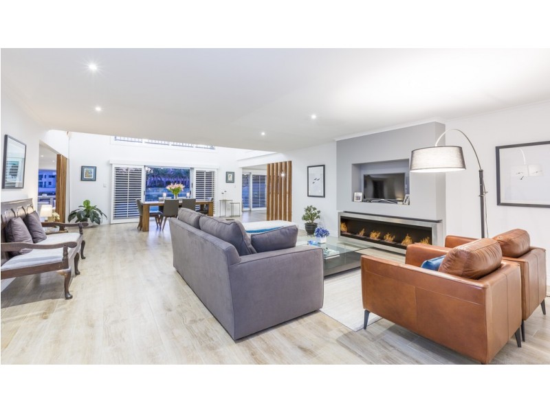 52 Sophie Avenue, Broadbeach Waters QLD 4218