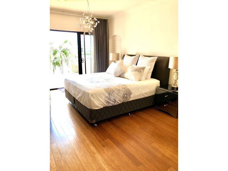 7 Ipsley Drive, Broadbeach Waters QLD 4218