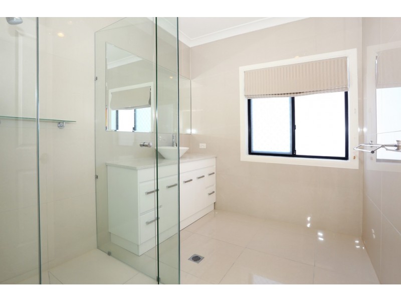 7 Ipsley Drive, Broadbeach Waters QLD 4218