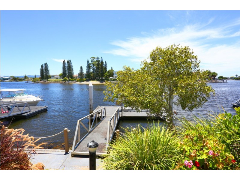 7 Ipsley Drive, Broadbeach Waters QLD 4218