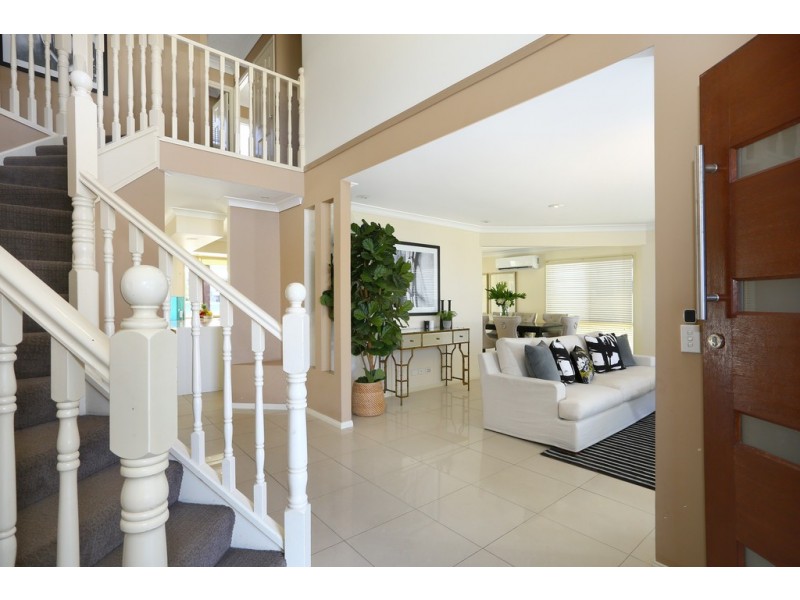 8 Seabreeze Street, Paradise Point QLD 4216