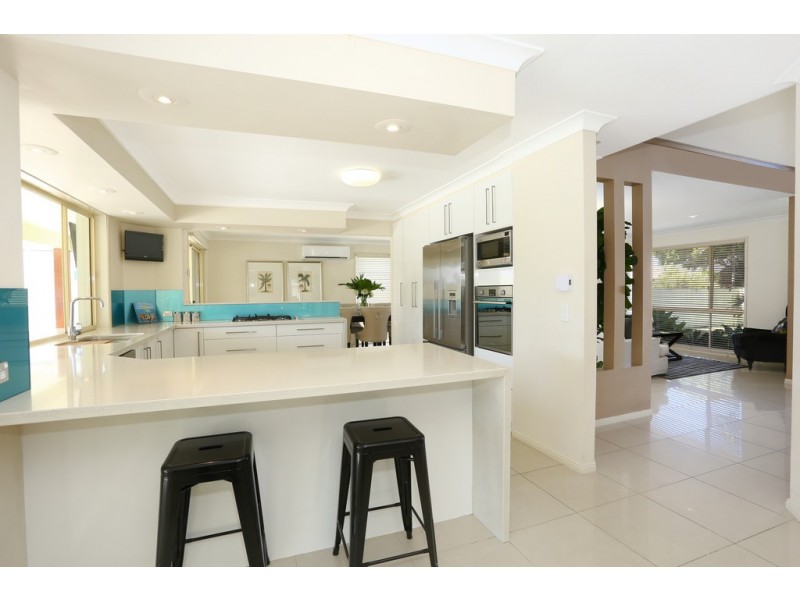 8 Seabreeze Street, Paradise Point QLD 4216