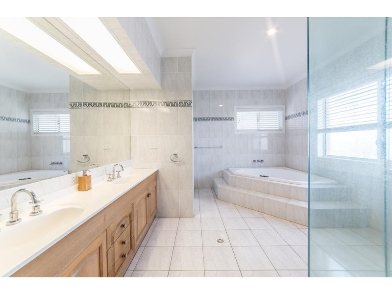 6 Adler Court, Benowa Waters QLD 4217