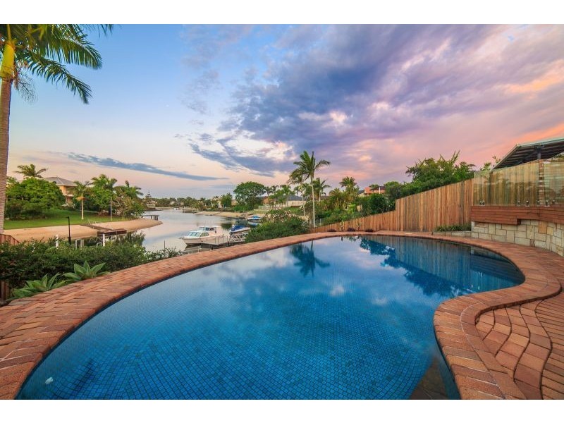 4 Selkirk Ave, Benowa Waters QLD 4217