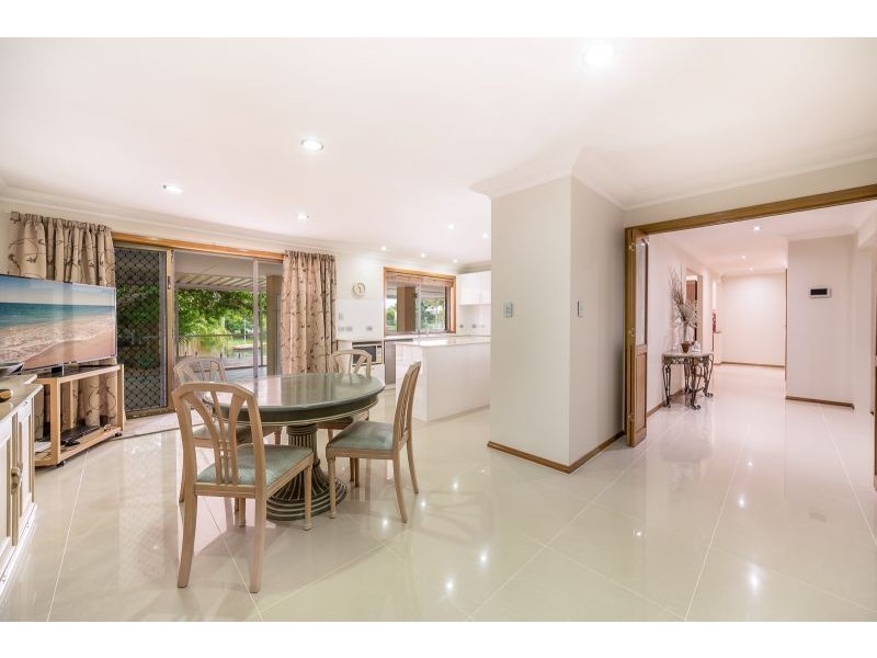 4 Selkirk Ave, Benowa Waters QLD 4217