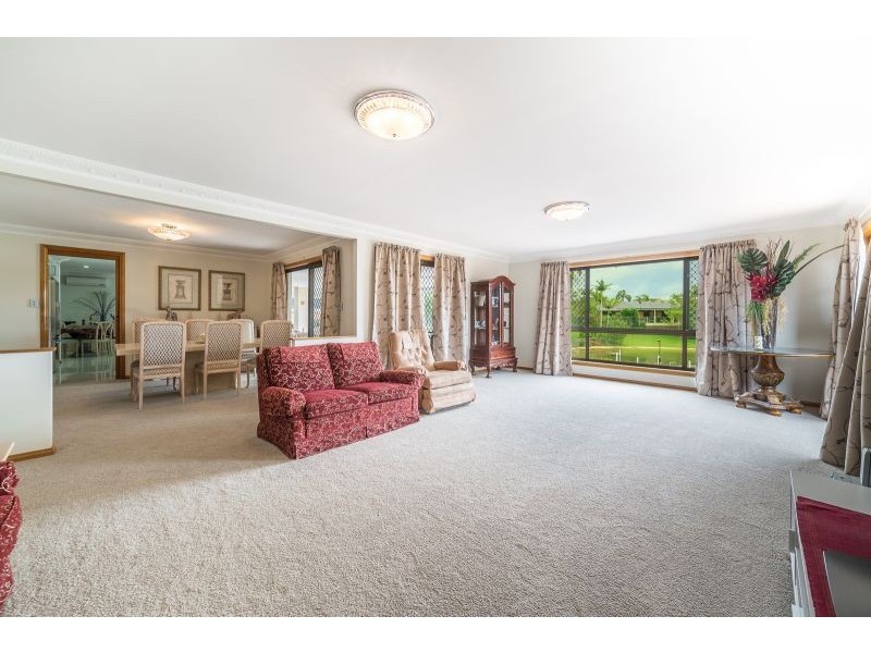 4 Selkirk Ave, Benowa Waters QLD 4217