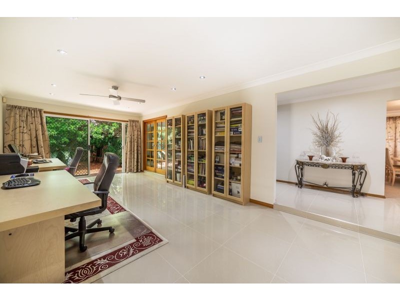 4 Selkirk Ave, Benowa Waters QLD 4217