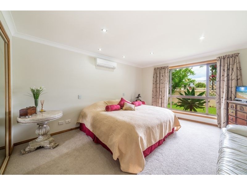 4 Selkirk Ave, Benowa Waters QLD 4217