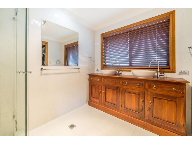 4 Selkirk Ave, Benowa Waters QLD 4217