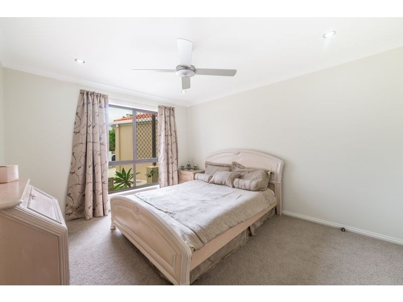 4 Selkirk Ave, Benowa Waters QLD 4217