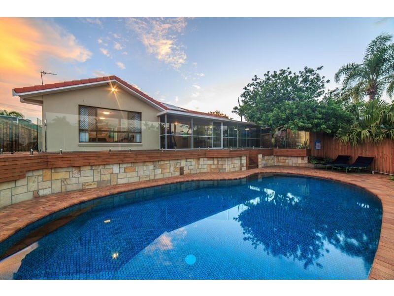 4 Selkirk Ave, Benowa Waters QLD 4217
