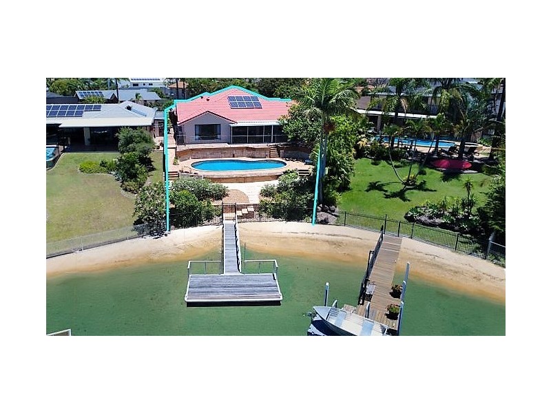 4 Selkirk Ave, Benowa Waters QLD 4217