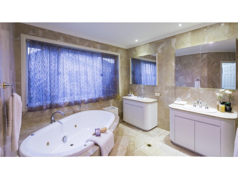 21 Cheval Ct, Benowa Waters QLD 4217