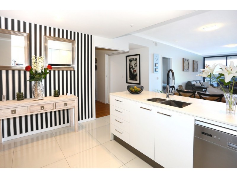 1804/5 “Waterpoint” Harbour Side Court, Biggera Waters QLD 4216