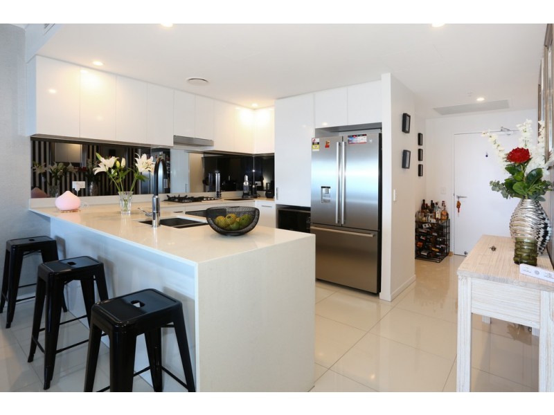 1804/5 “Waterpoint” Harbour Side Court, Biggera Waters QLD 4216