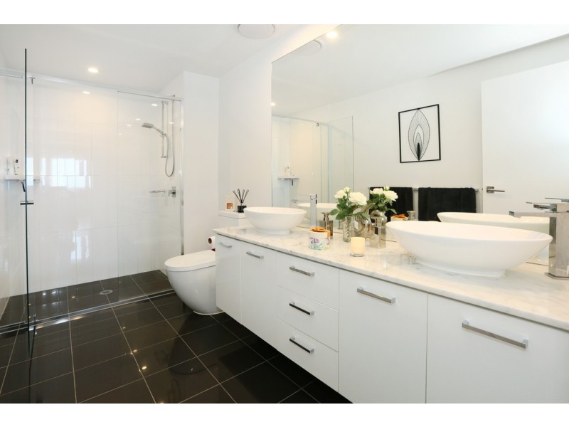 1804/5 “Waterpoint” Harbour Side Court, Biggera Waters QLD 4216