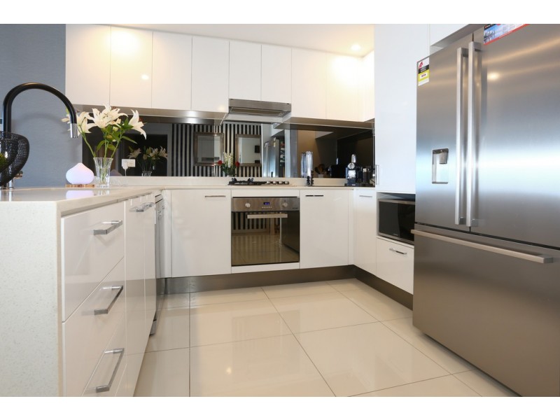 1804/5 “Waterpoint” Harbour Side Court, Biggera Waters QLD 4216