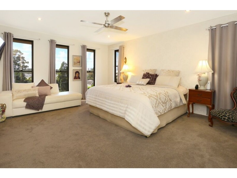 1/2 Allamanda Grove, Bundall QLD 4217