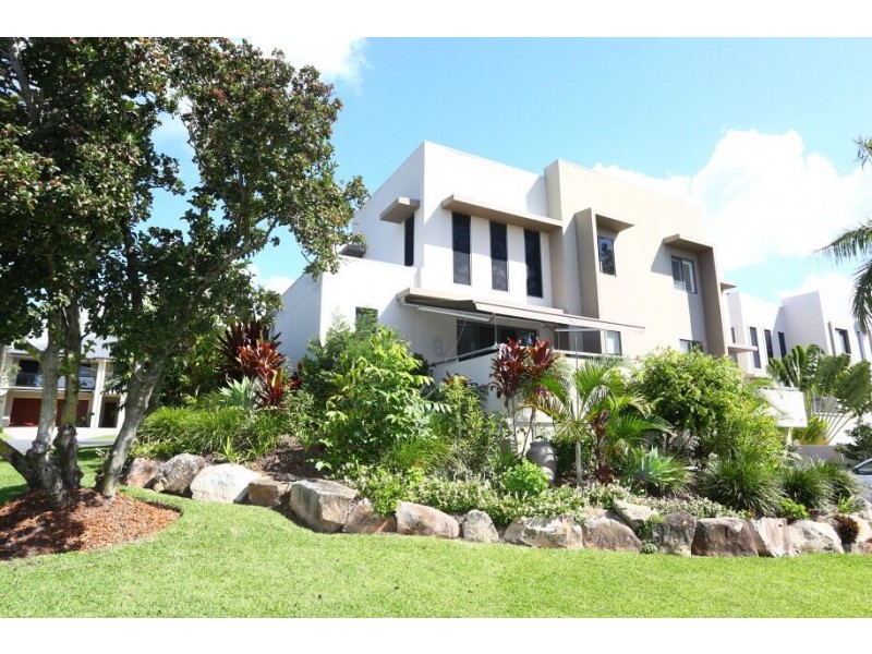 1/2 Allamanda Grove, Bundall QLD 4217