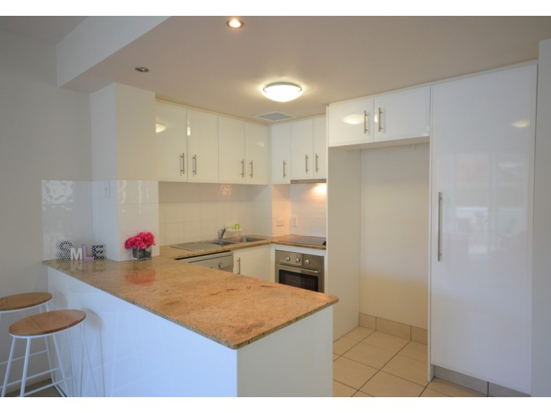 1/242 Marine Parade, Labrador QLD 4215