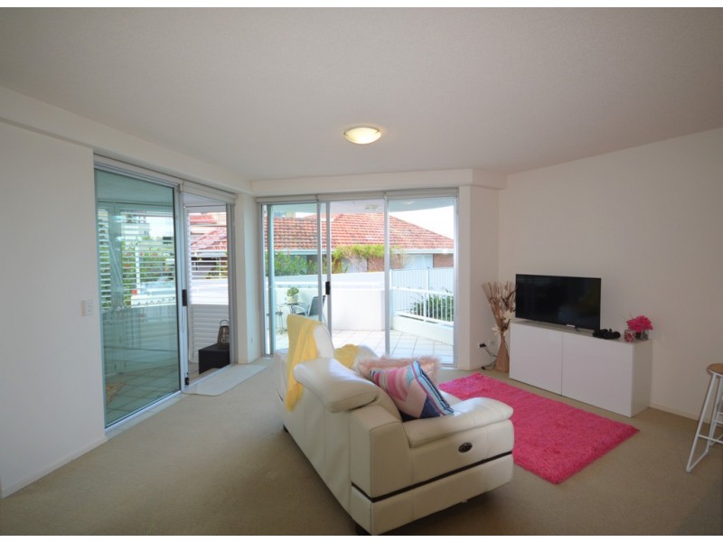 1/242 Marine Parade, Labrador QLD 4215