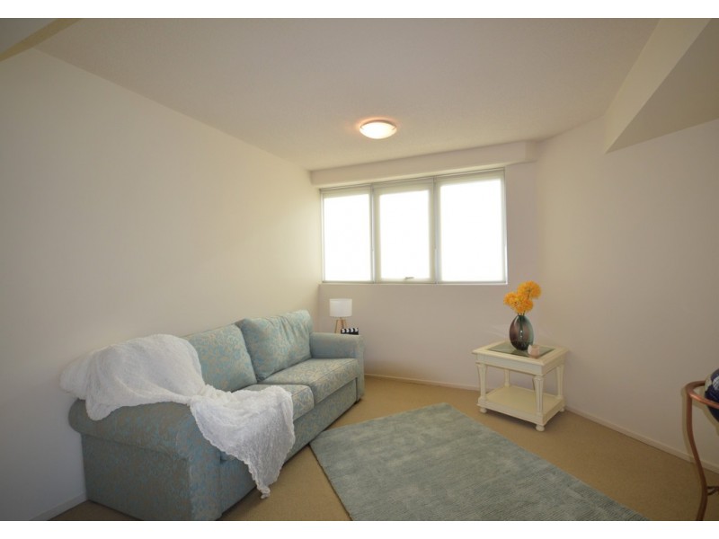 1/242 Marine Parade, Labrador QLD 4215