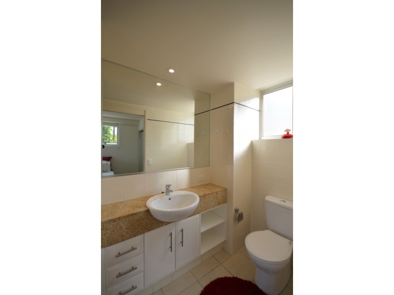 1/242 Marine Parade, Labrador QLD 4215