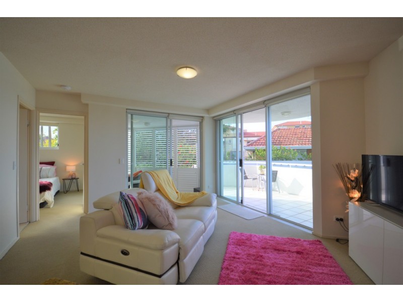 1/242 Marine Parade, Labrador QLD 4215