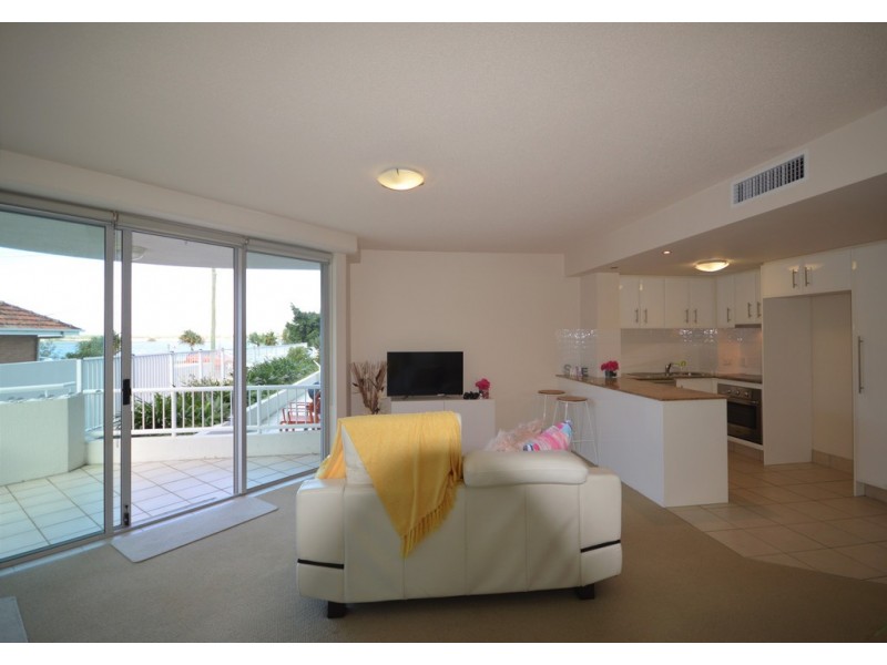 1/242 Marine Parade, Labrador QLD 4215