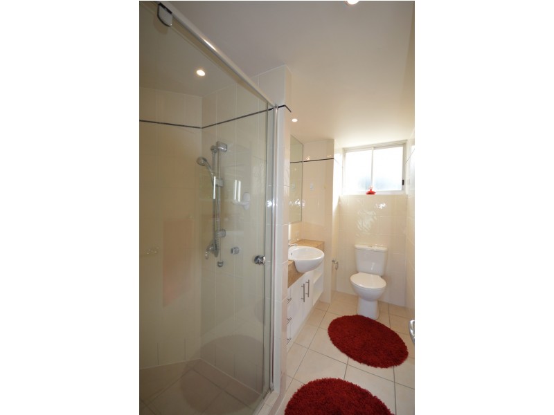1/242 Marine Parade, Labrador QLD 4215