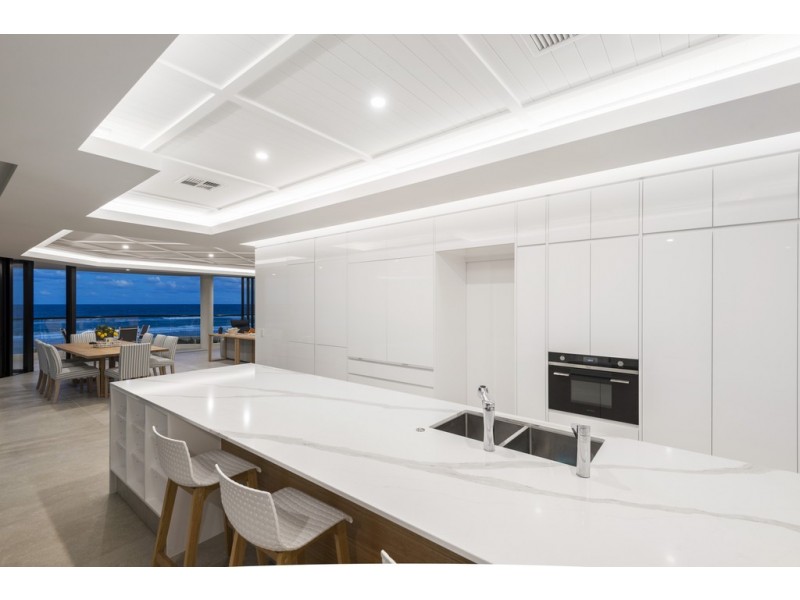 4/3527 Main Beach Parade, Main Beach QLD 4217