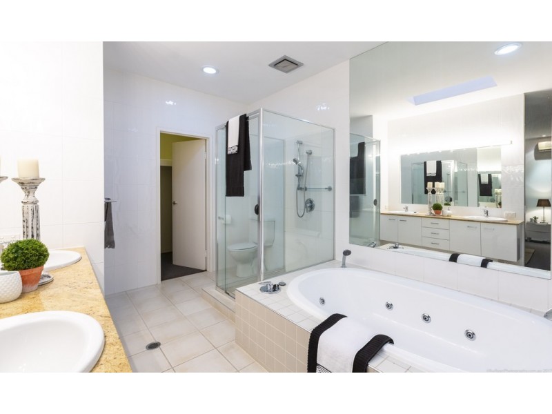 96 Gibraltar Drive, Isle Of Capri QLD 4217