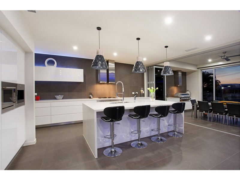 85 T E Peters Drive, Broadbeach Waters QLD 4218