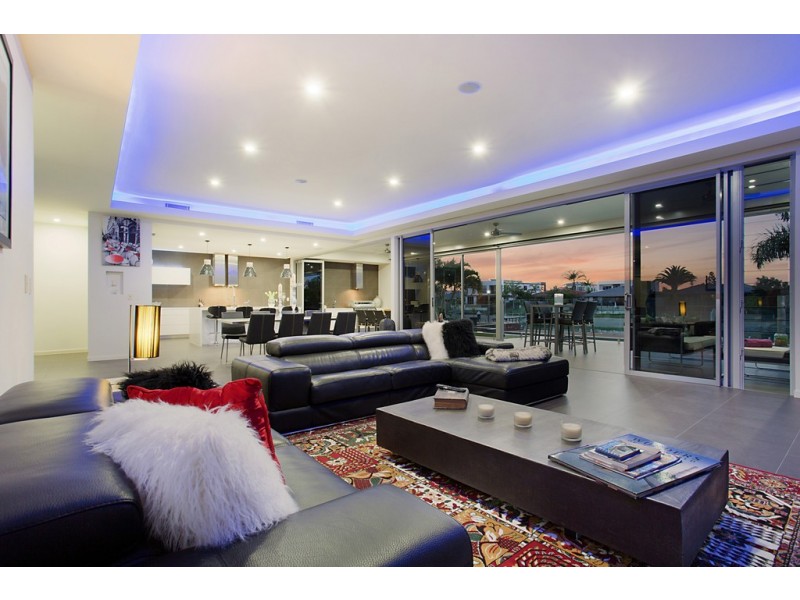 85 T E Peters Drive, Broadbeach Waters QLD 4218