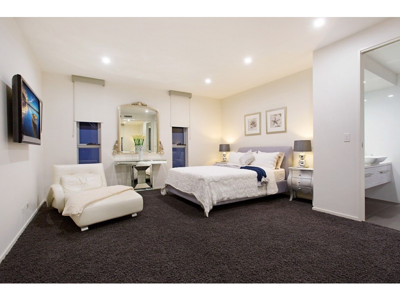 85 T E Peters Drive, Broadbeach Waters QLD 4218