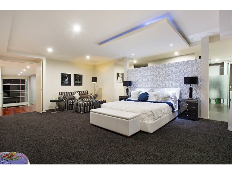 85 T E Peters Drive, Broadbeach Waters QLD 4218