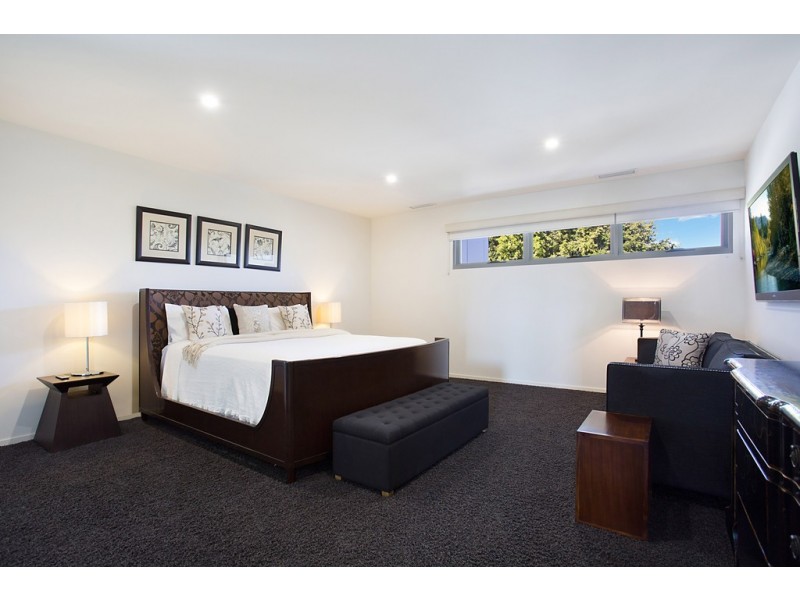 85 T E Peters Drive, Broadbeach Waters QLD 4218