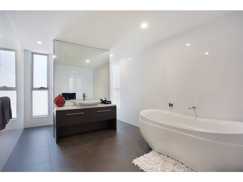 85 T E Peters Drive, Broadbeach Waters QLD 4218