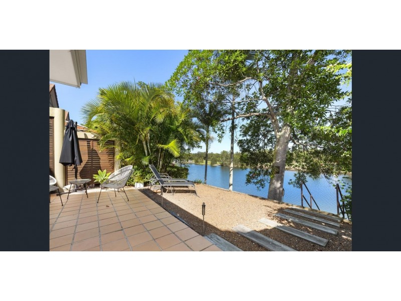 4/125 Santa Cruz Boulevard, Clear Island Waters QLD 4226