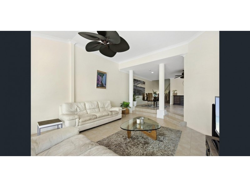 4/125 Santa Cruz Boulevard, Clear Island Waters QLD 4226