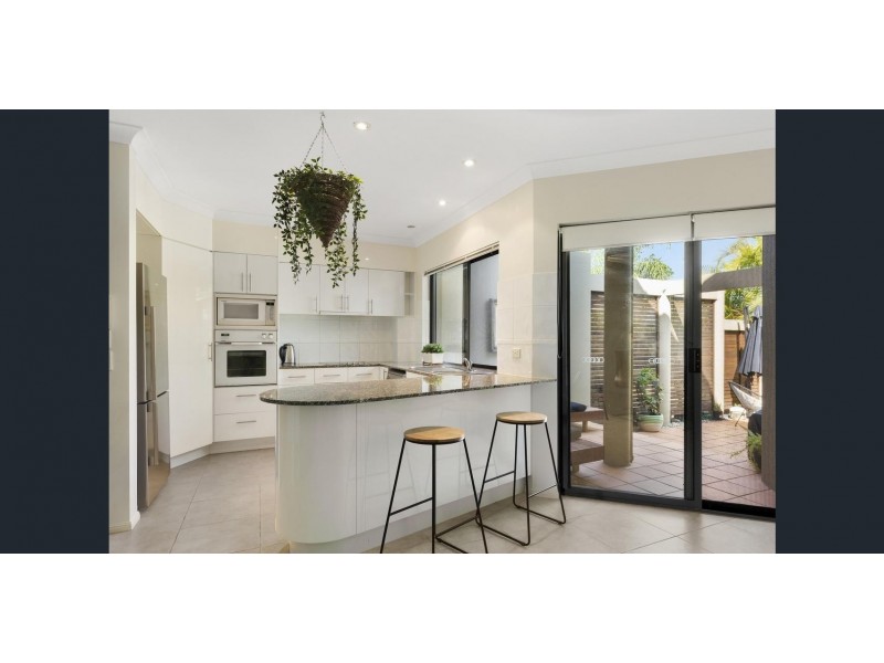 4/125 Santa Cruz Boulevard, Clear Island Waters QLD 4226