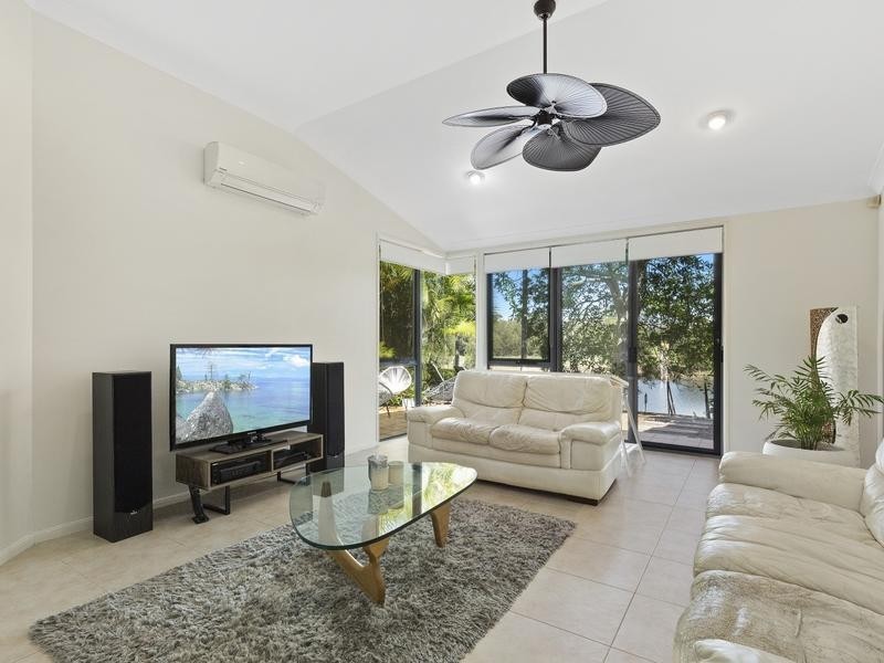 4/125 Santa Cruz Boulevard, Clear Island Waters QLD 4226