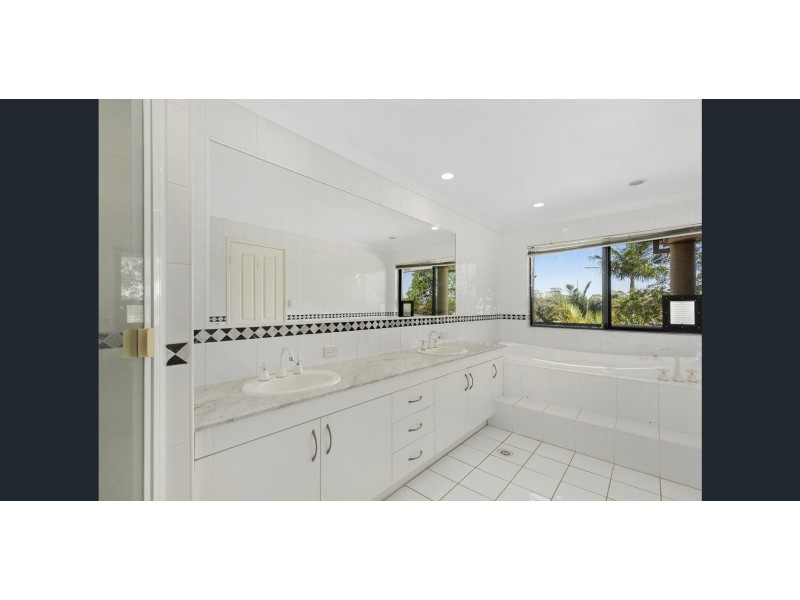 4/125 Santa Cruz Boulevard, Clear Island Waters QLD 4226