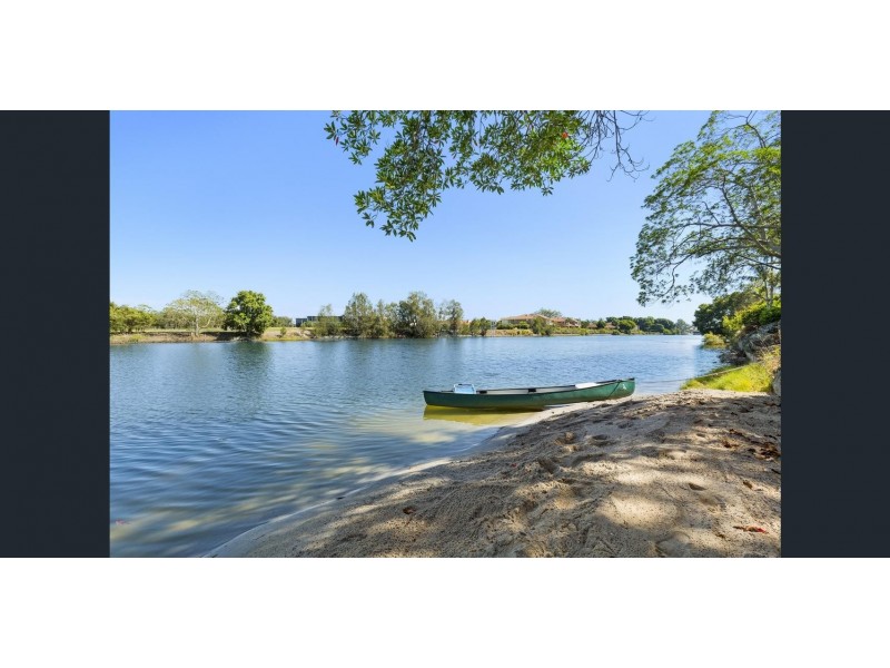 4/125 Santa Cruz Boulevard, Clear Island Waters QLD 4226