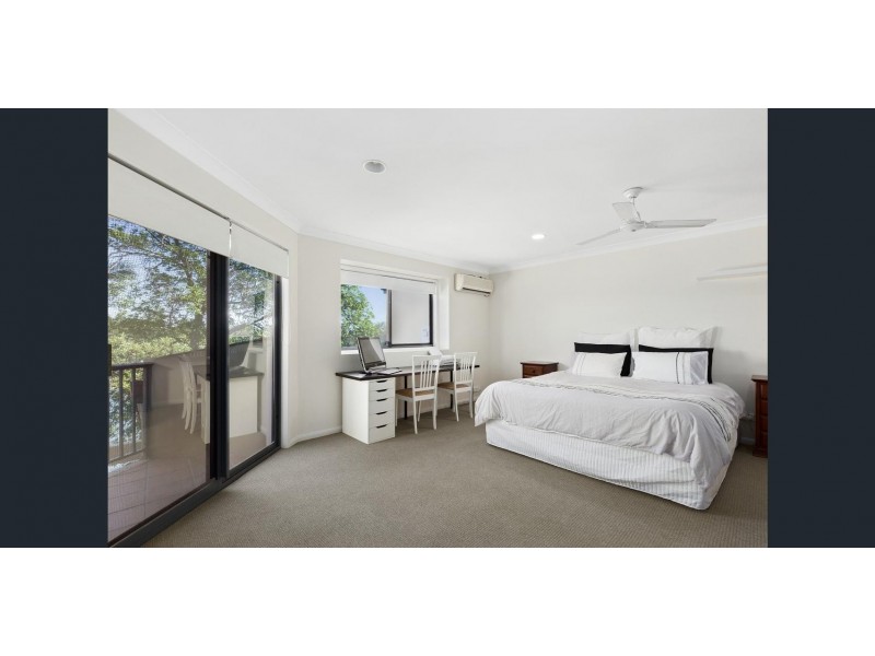 4/125 Santa Cruz Boulevard, Clear Island Waters QLD 4226