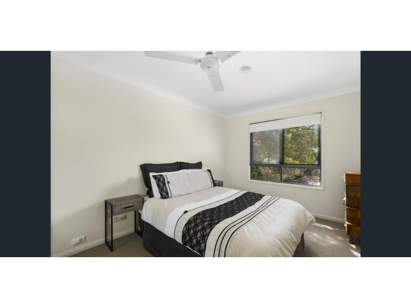 4/125 Santa Cruz Boulevard, Clear Island Waters QLD 4226