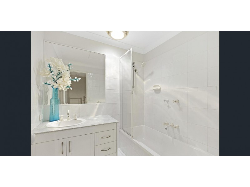 4/125 Santa Cruz Boulevard, Clear Island Waters QLD 4226