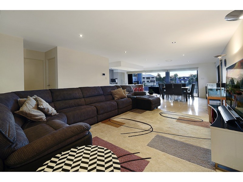 3 Maureen Court, Broadbeach Waters QLD 4218