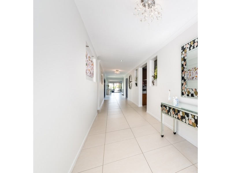 2136 Beaufort Way, Hope Island QLD 4212