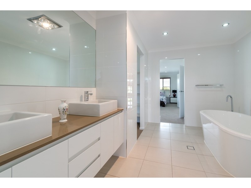 2136 Beaufort Way, Hope Island QLD 4212